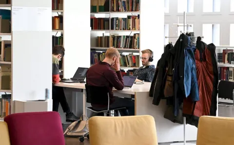 Студенты в библиотеке Хельсинкского университета